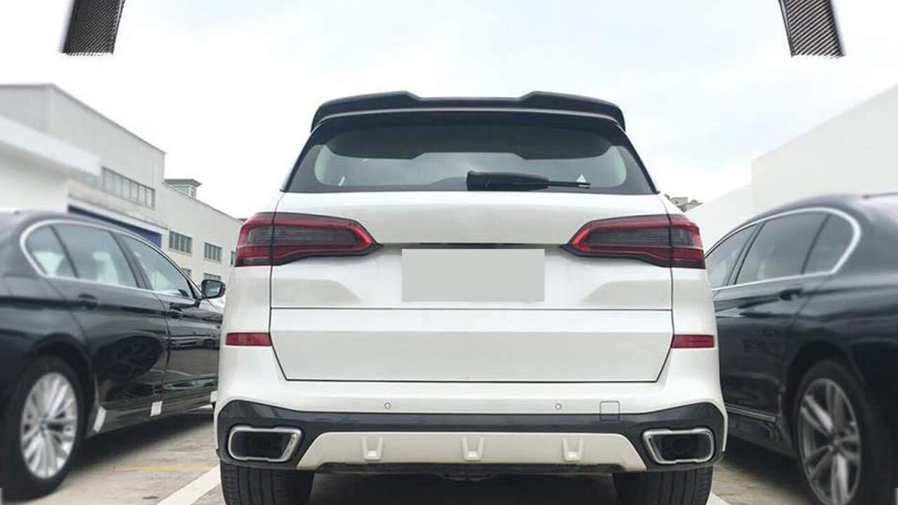 High-quality G05 X5 BMW M-Sport Carbon Fiber Rear Roof Spoiler perfectly fitted on a 2019-2023 BMW X5 model