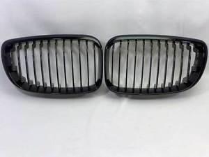 E82 1 Series 2008-2013 Black Kidney Grille Set in matte and gloss finishes.