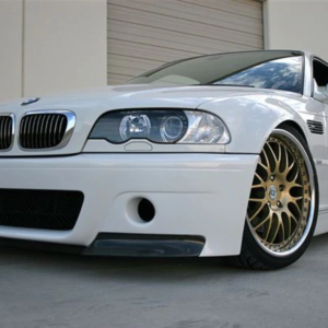 High-quality CSL Style Front Bumper for 2002-2006 BMW E46 M3 with carbon fiber splitters.